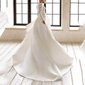 Robe longue pour femme, blanche, style satiné, coupe ajustée et élégante, esprit français.