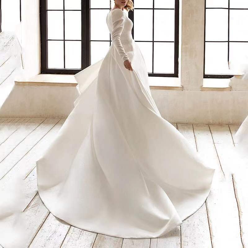 Robe longue pour femme, blanche, style satiné, coupe ajustée et élégante, esprit français.