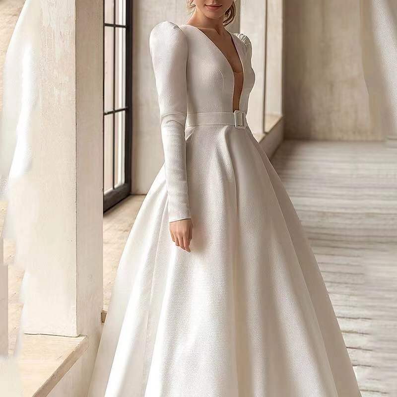 Robe longue pour femme, blanche, style satiné, coupe ajustée et élégante, esprit français.