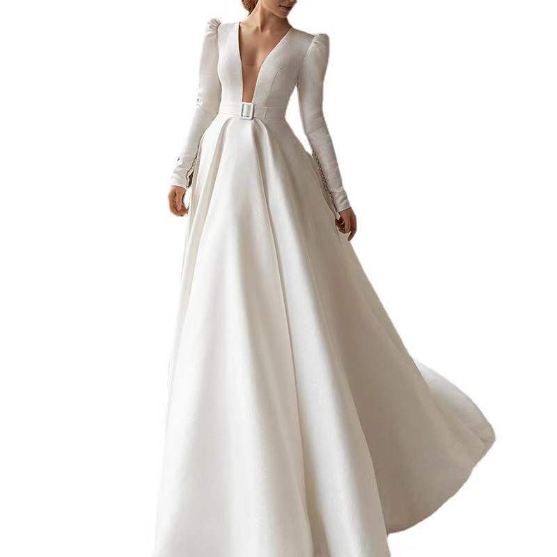 Robe longue pour femme, blanche, style satiné, coupe ajustée et élégante, esprit français.
