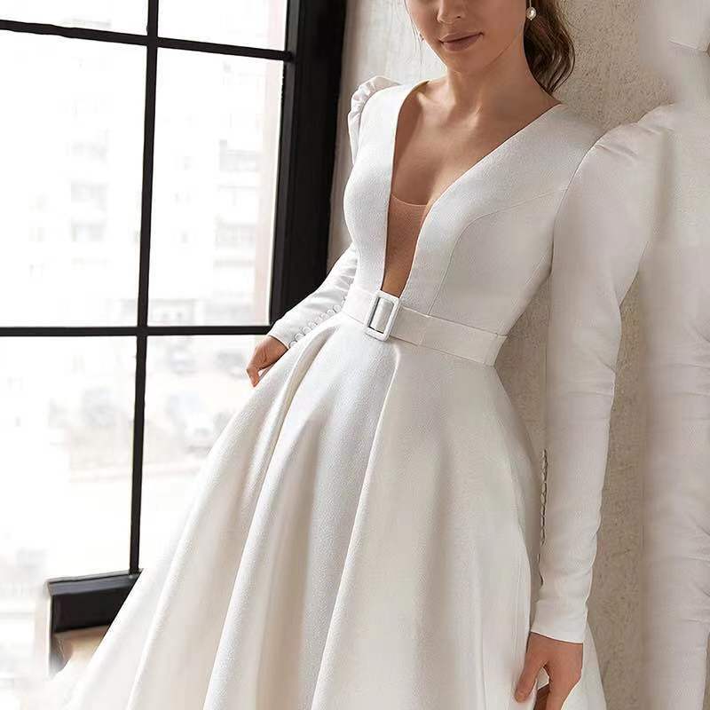 Robe longue pour femme, blanche, style satiné, coupe ajustée et élégante, esprit français.