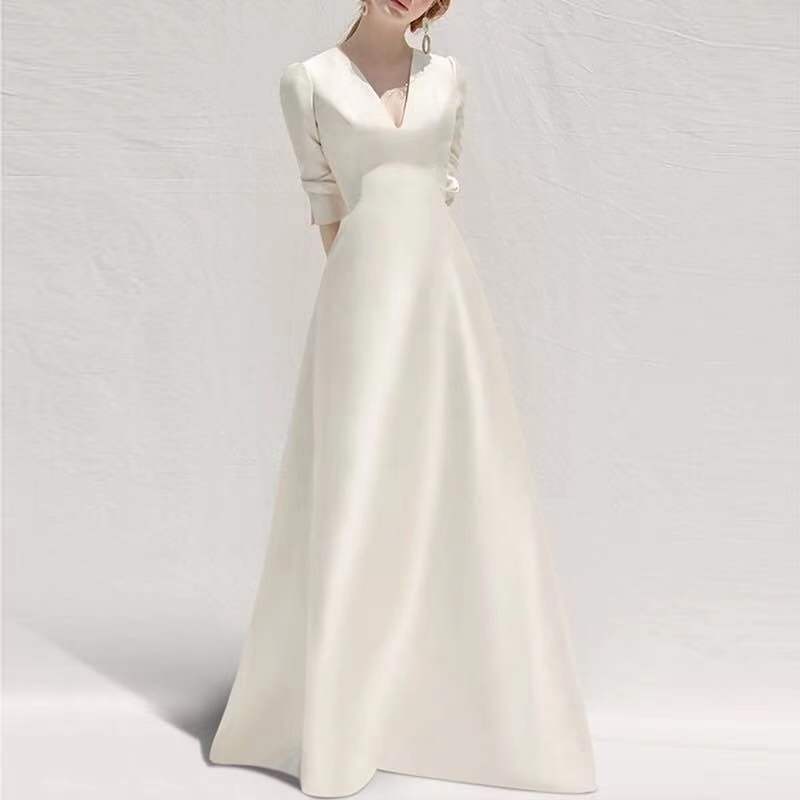 Robe longue pour femme, blanche, style satiné, coupe ajustée et élégante, esprit français.