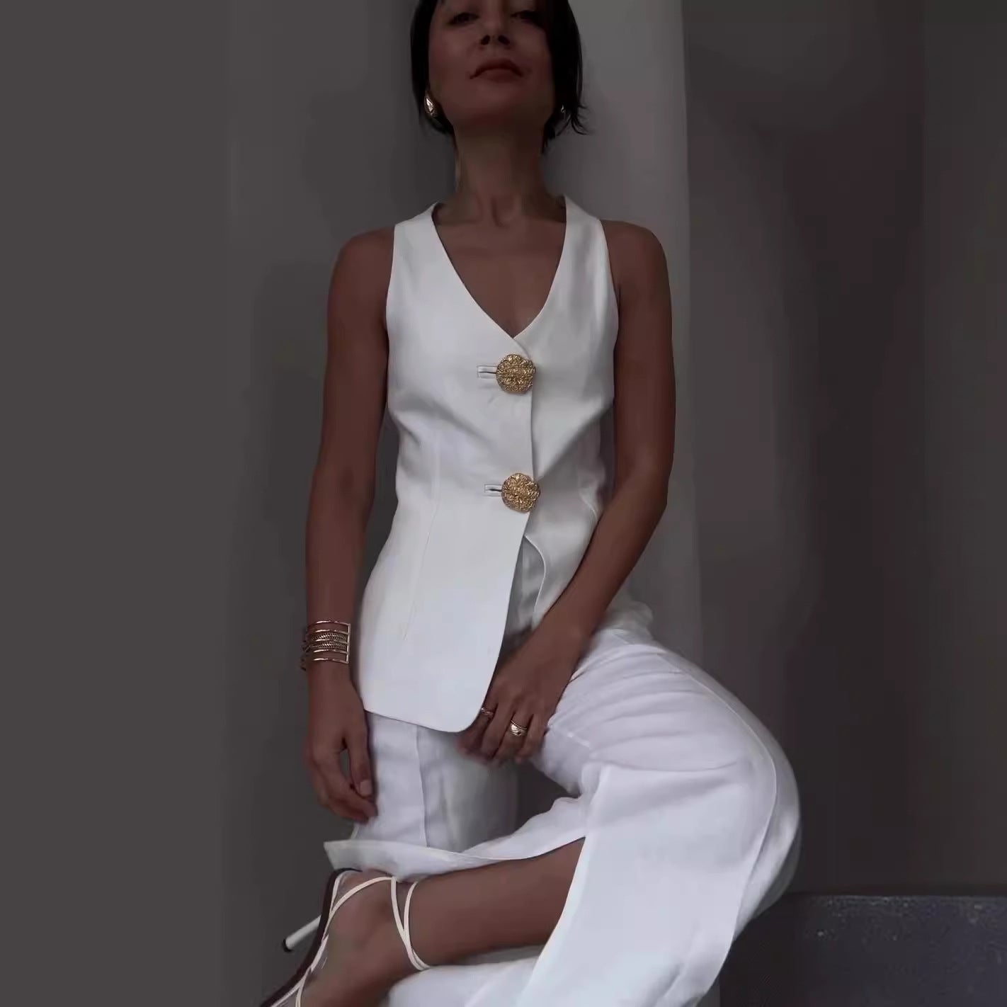 Gilet sans manches slim uni, porté avec un pantalon de costume professionnel.