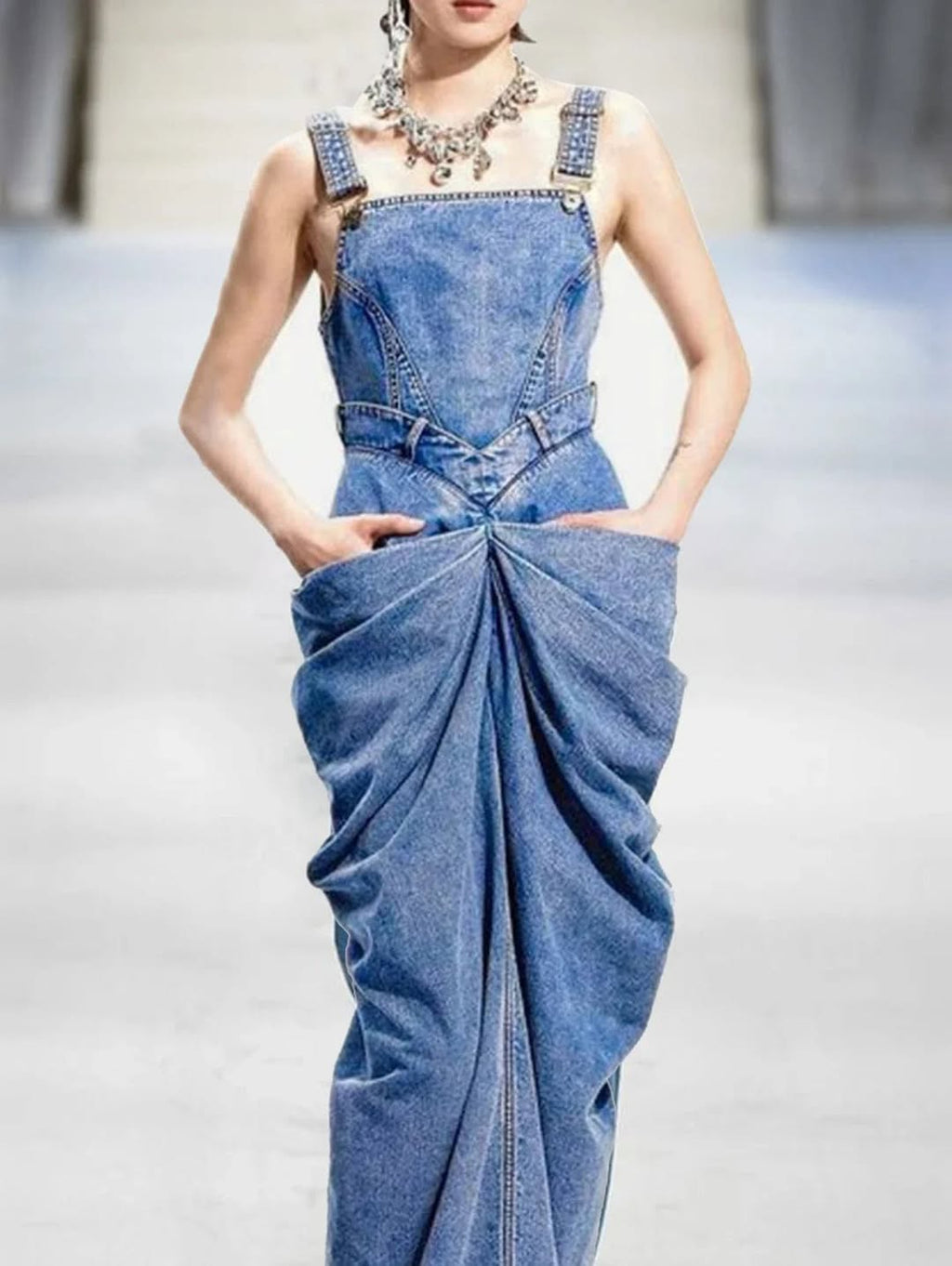 Elegantes Jeans-Trägerkleid mit Falten für Damen