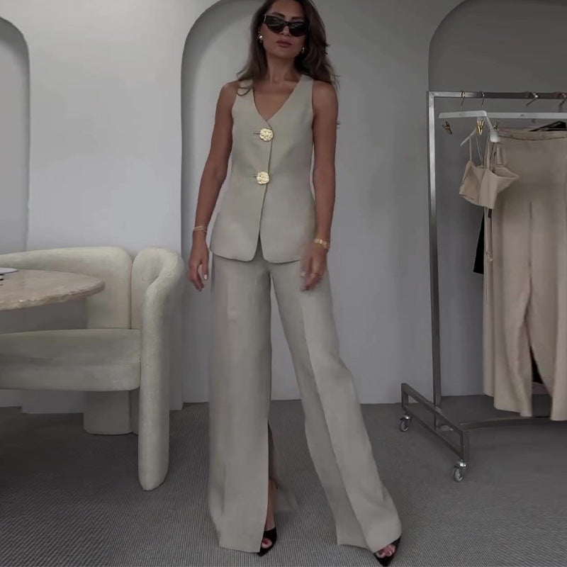 Gilet sans manches slim uni, porté avec un pantalon de costume professionnel.