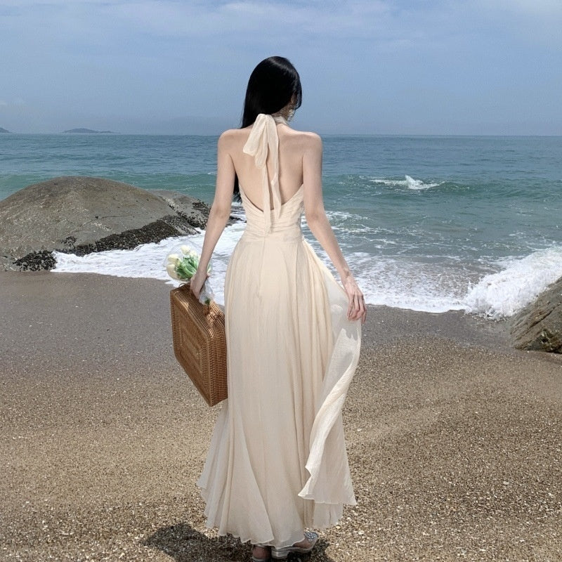 Ärmelloses Neckholder-Kleid mit V-Ausschnitt und geraffter Taille
