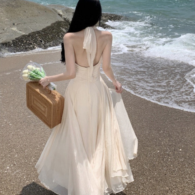 Ärmelloses Neckholder-Kleid mit V-Ausschnitt und geraffter Taille